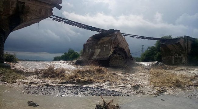 Yolcu treni yıkılan köprüden kıl payı kurtuldu