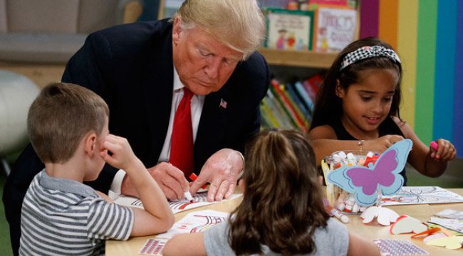 Donald Trump, Amerikan bayrağını yanlış boyadı