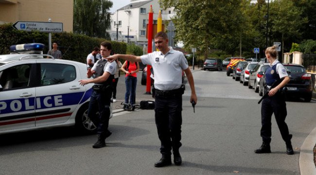 Paris'teki bıçaklı saldırıyı onlar üstlendi! Ölü ve yaralılar var...