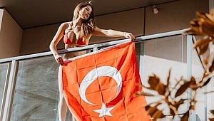 ABD'li Ünlü Manken Türk Bayrağı Açtı