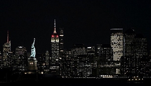 New York'un Sembol Binası Kırmızı Beyaz'a Büründü