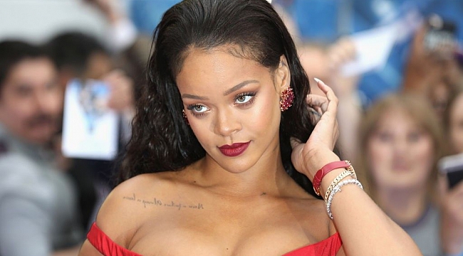 Rihanna'dan Super Bowl'a Red