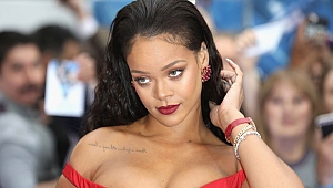 Rihanna'dan Super Bowl'a Red