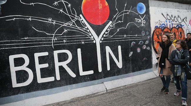 Berlin 'Utanç duvarı' 29 yıl önce yıkıldı