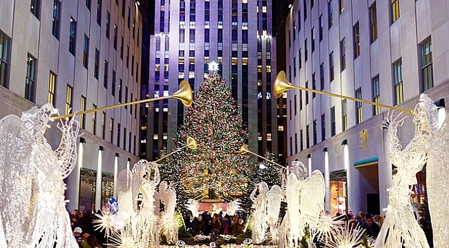 Rockefeller Center Önünde Noel Ağacı