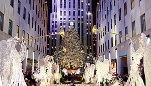 Rockefeller Center Önünde Noel Ağacı