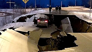 Alaska'da Deprem: Yol Çöktü