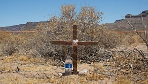 Arizona çölde göçmenlere su bırakan gönüllüler