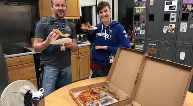 Kanadalılardan Maaş alamayan ABD'lilere Pizza