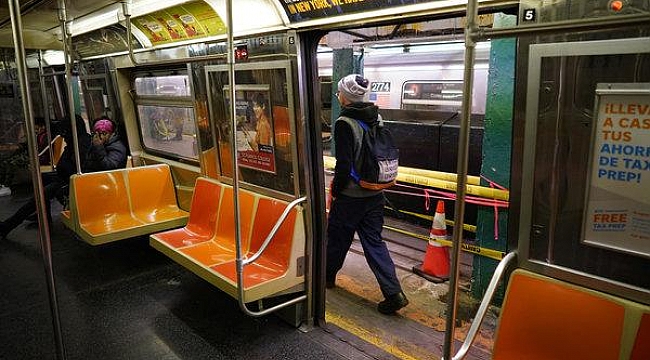 New York Metrosu Yılbaşında Bomboş