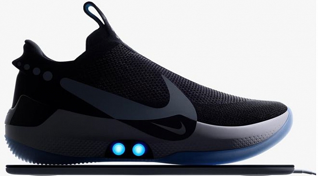 Nike'ın bağcığını kendi bağlayan Ayakkabısı