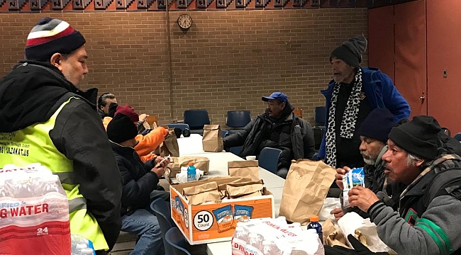Zekat Vakfı Chicago'da Soğukta Yemek Dağıttı