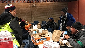 Zekat Vakfı Chicago'da Soğukta Yemek Dağıttı