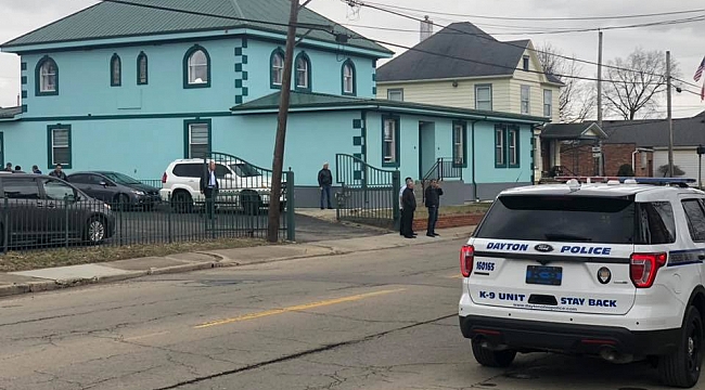 Amerika'da Polis, Camilerin Önünde Bekledi