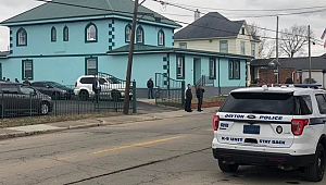 Amerika'da Polis, Camilerin Önünde Bekledi