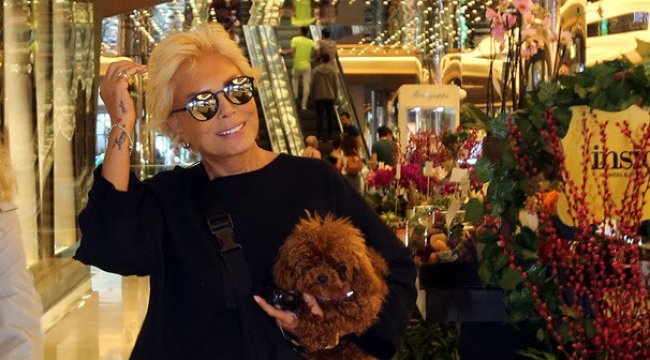 Ajda Pekkan köpeği ile