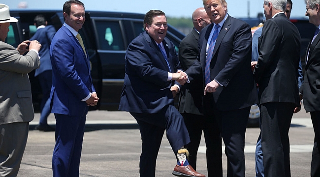 Trump'ı karşılamak için 'paçaları sıvadı'