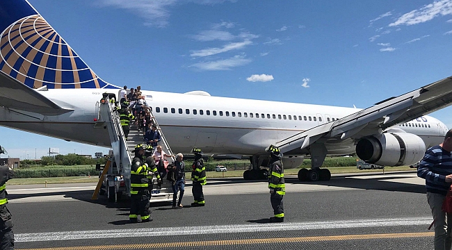 New Jersey'de Uçağın Lastikleri Patladı