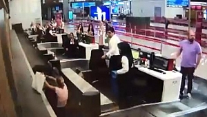 Havalimanı’nda bagaj bandına girmeye çalışan kadın