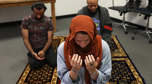 Chicago'da İmam Kadın, Cemaat Erkek