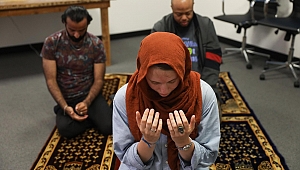 Chicago'da İmam Kadın, Cemaat Erkek