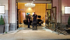 New York'ta Trump Tower'a Araç Daldı