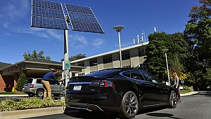 TESLA'dan Çıkamayan Sürücü Yanarak Öldü