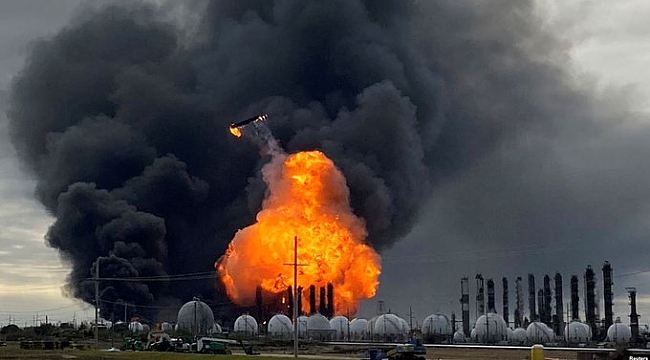 Teksas'ta Petrokimya Tesisi Söndürülemiyor