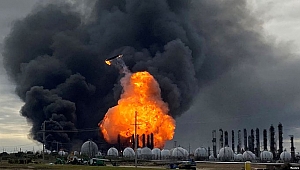 Teksas'ta Petrokimya Tesisi Söndürülemiyor