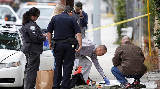 Los Angeles'ta Ölünün Göğüslerini Okşayan Polis...