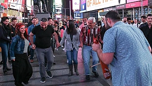 Times Meydanında Horon