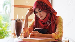 Makyajlı, topuklu ayakkabılı, ipek türbanlı kız