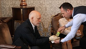 Malkovich'ten Eldivenli, İmamoğlu'ndan Kolonyalı Poz