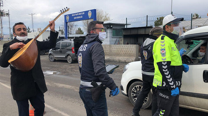 Halk ozanı Arif Gülcani, polislere saz çalıp şarkı