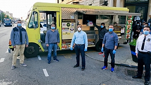 Müslüman Polisler New York'ta İftar Dağıtıyor