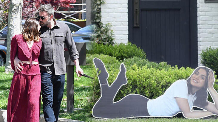 Ben Affleck'in kapısının önünde şaşırtan maket!