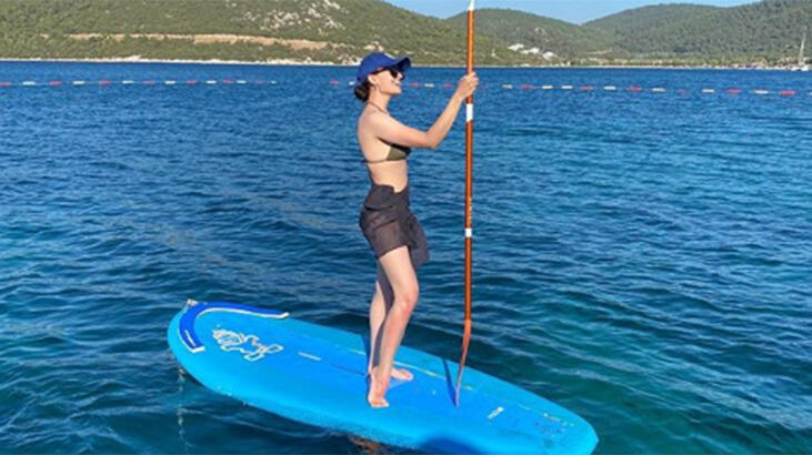 Esra Bilgiç'ten bikinili tatil pozu
