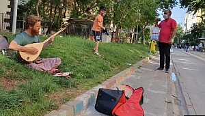 Bağlama çalan Amerikalı