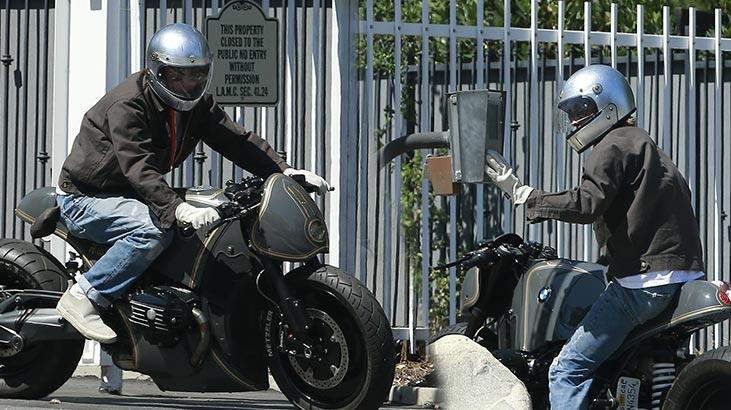 Brad Pitt, Angelina Jolie’nin evinden çıkarken gör