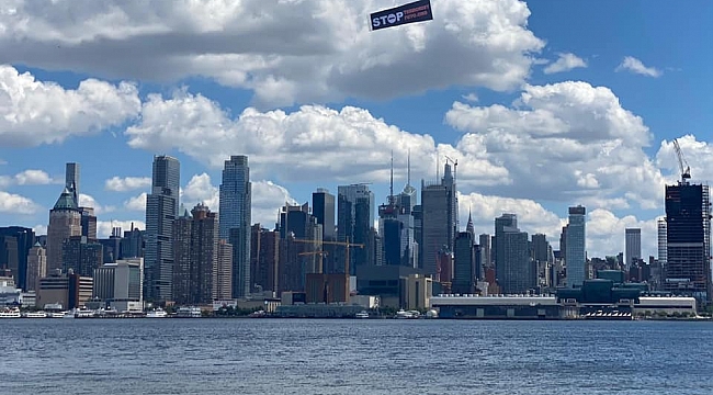 New York Semalarında "STOP FETÖ" Pankartı