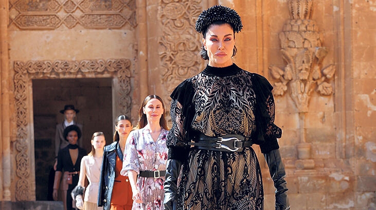 Büyüleyen defile