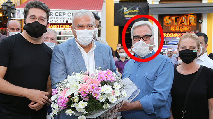 Ünlü oyuncularla fotoğraf çektiren muhtarın korona