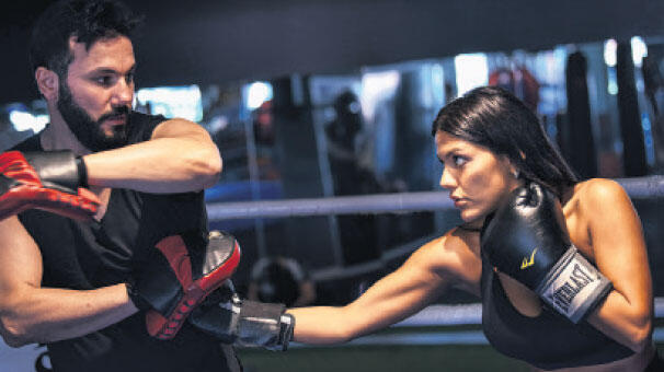 Kick-boks yapıyor