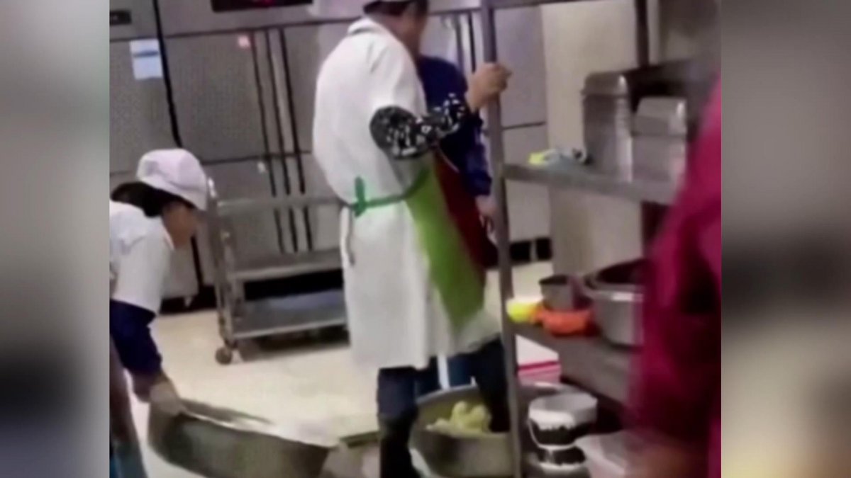 Sebzeleri Ayaklarıyla Yıkayan Wuhan’lı!
