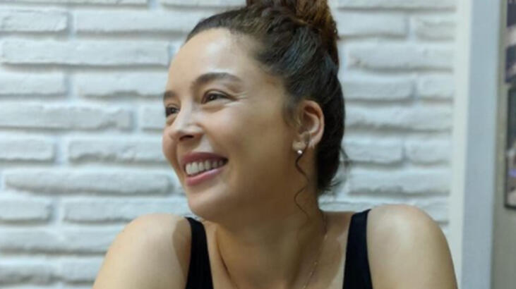 Azra Akın takipçilerini geçmişe götürdü