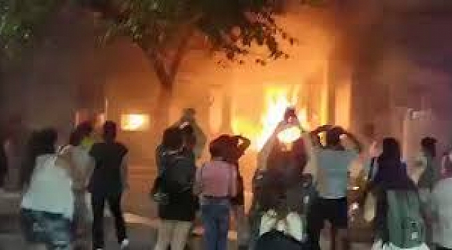 Arjantinli Kadınlar, Adalet Sarayını Ateşe Verdi
