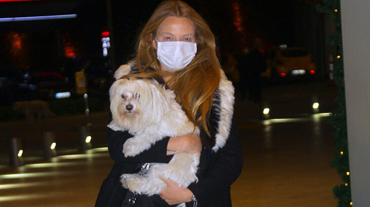 Naz Elmas köpeğiyle gezintiye çıktı