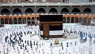 Bu Gece Ay, Kabe'yi Tavaf Ediyor