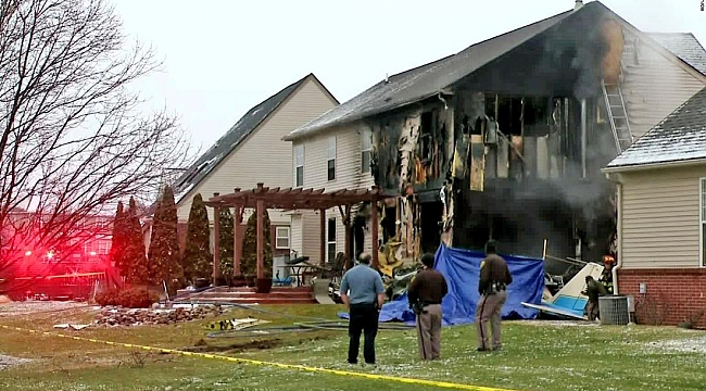 Detroit'de Bir Uçak Evin Üstüne Düştü!