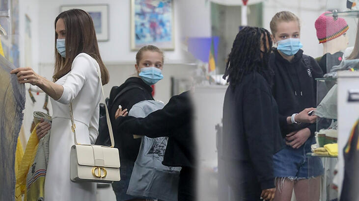 Angelina Jolie, kızları Zahara ve Shiloh ile alışv